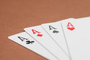Игра с картами: Мастерство комбинирования в покере