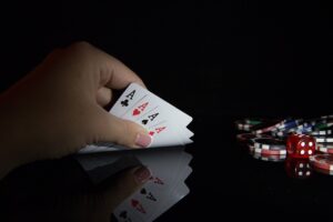 Покер: раскрываем тайны игры и разбираем правила в стиле карточной эстетики